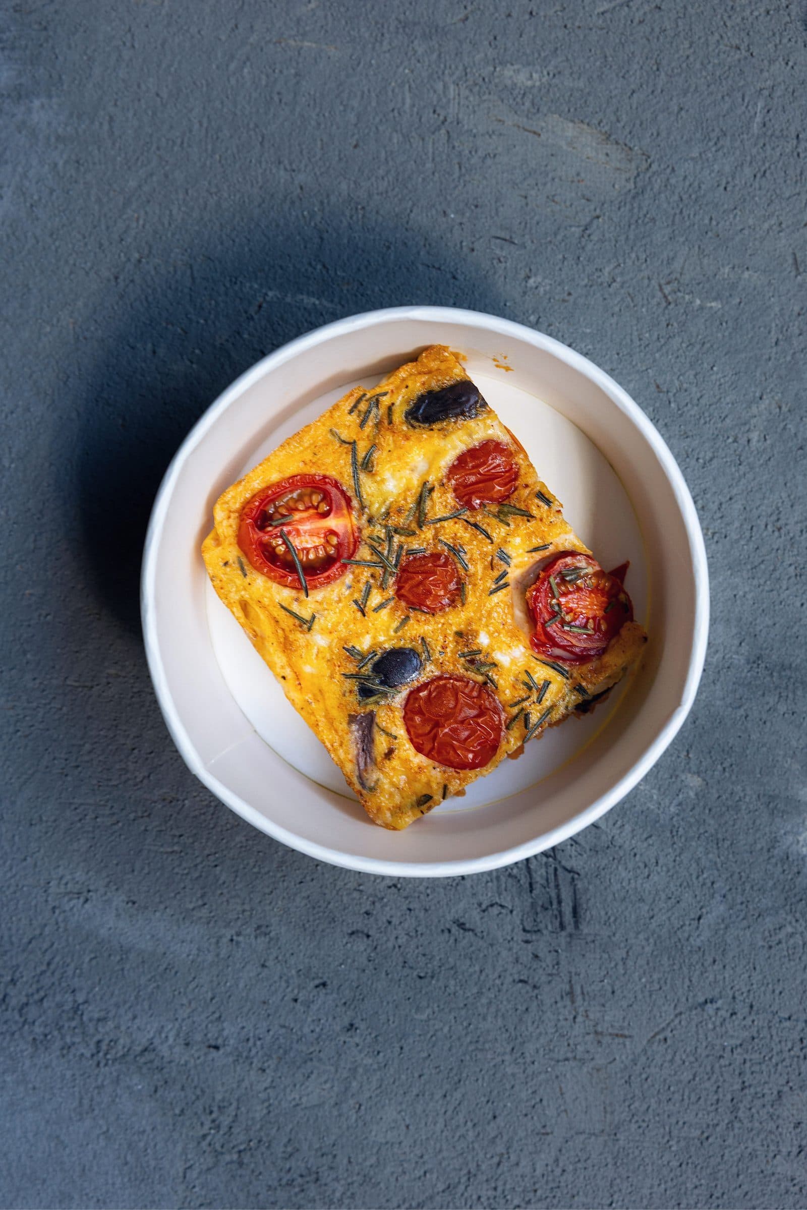 Kâsede domatesli fırın omlet