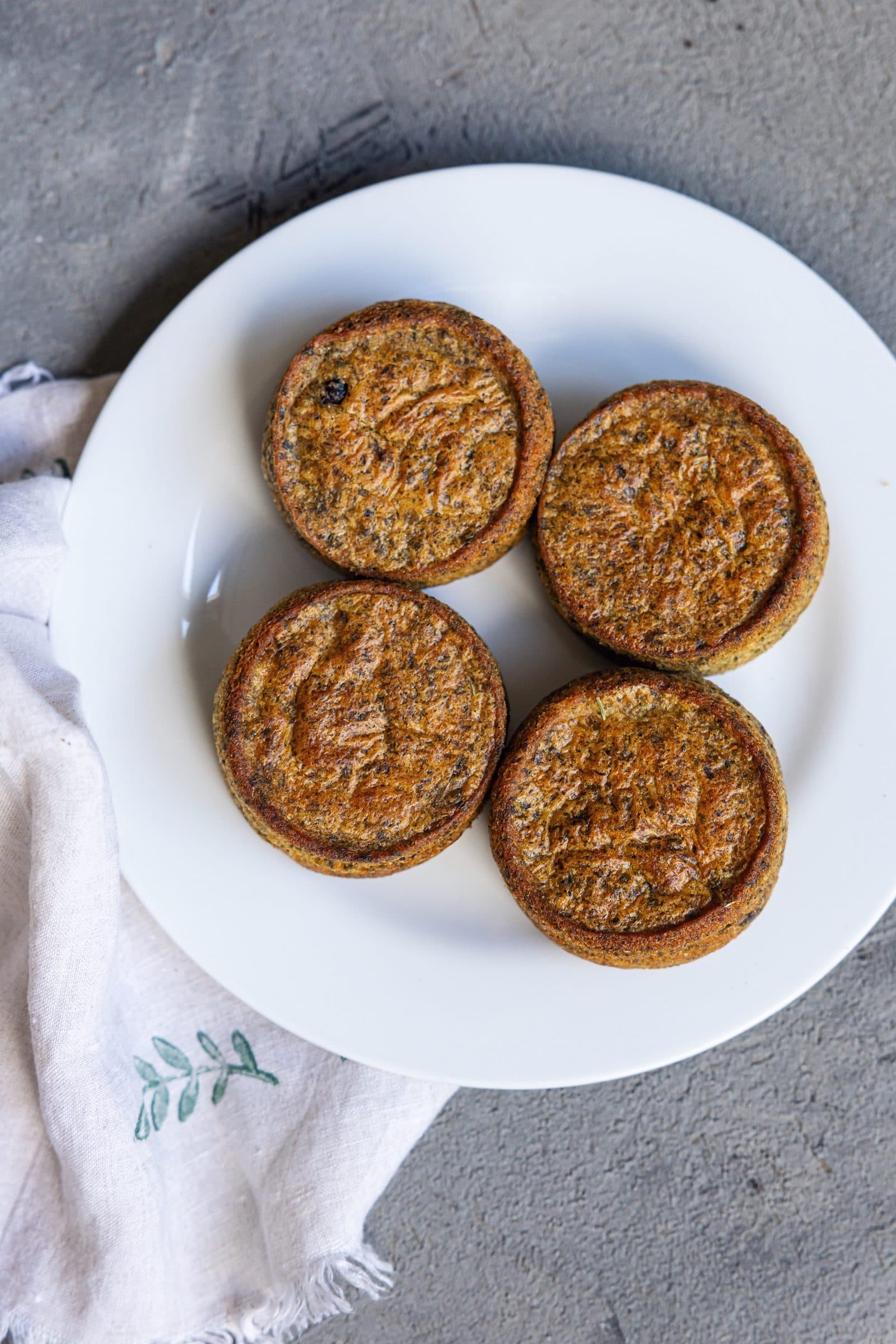 Tabakta zeytinli muffinler